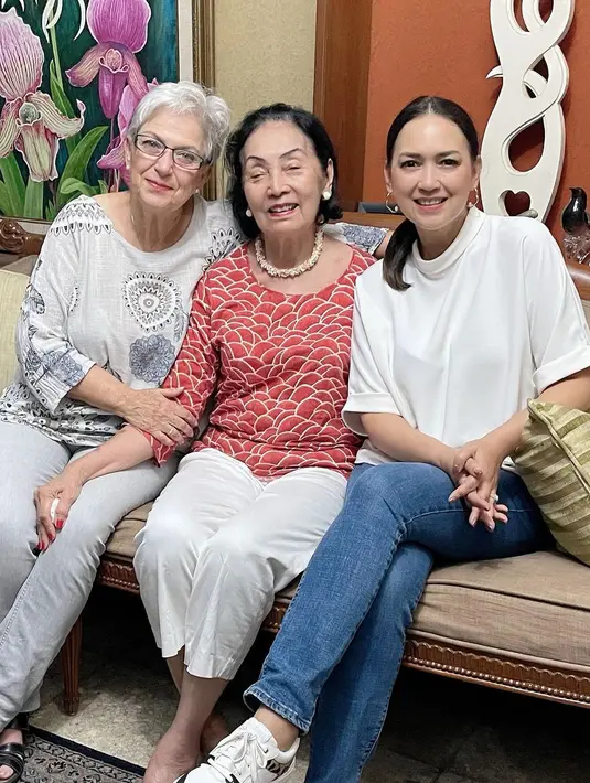 'Apalagi br skrng ketemu lagi sm semua cucu2nya setelah sekian lama…juga ketemu sahabat2 lama….td main sbntr ke rumah tante Saptilein tersayang….We’ll have such a wonderful time together Mama," tulis Ira Wibowo. [Instagram/irawbw]