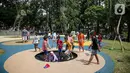 <p>Pengunjung bermain di area playground Tebet Eco Park, Jakarta, Selasa (10/5/2022). Warga memanfaatkan libur dengan bermain dan berolahraga di taman terbuka setelah pemerintah memperpanjang masa liburan sekolah hingga tanggal 11 Mei 2022. (Liputan6.com/Faizal Fanani)</p>