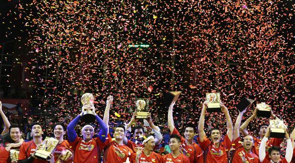 Satria Muda Britama menjadi juara NBL Indonesia 2015 setelah mengalahkan Pelita Jaya dengan skor 62-54 dalam final yang berlangsung di Hall Basket Gelora Bung Karno, Senayan, Jakarta. Minggu (10/5). (Bola.com/Arief Bagus)