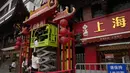 Pekerja melakukan perawatan di Yu Garden Mall di Shanghai (2/6/2022). Lalu lintas, pejalan kaki dan pelari muncul kembali di jalan-jalan Shanghai ketika kota terbesar di China mulai kembali normal di tengah pelonggaran penguncian COVID-19 dua bulan yang ketat atas penerapannya. (AP Photo/Ng Han Guan)