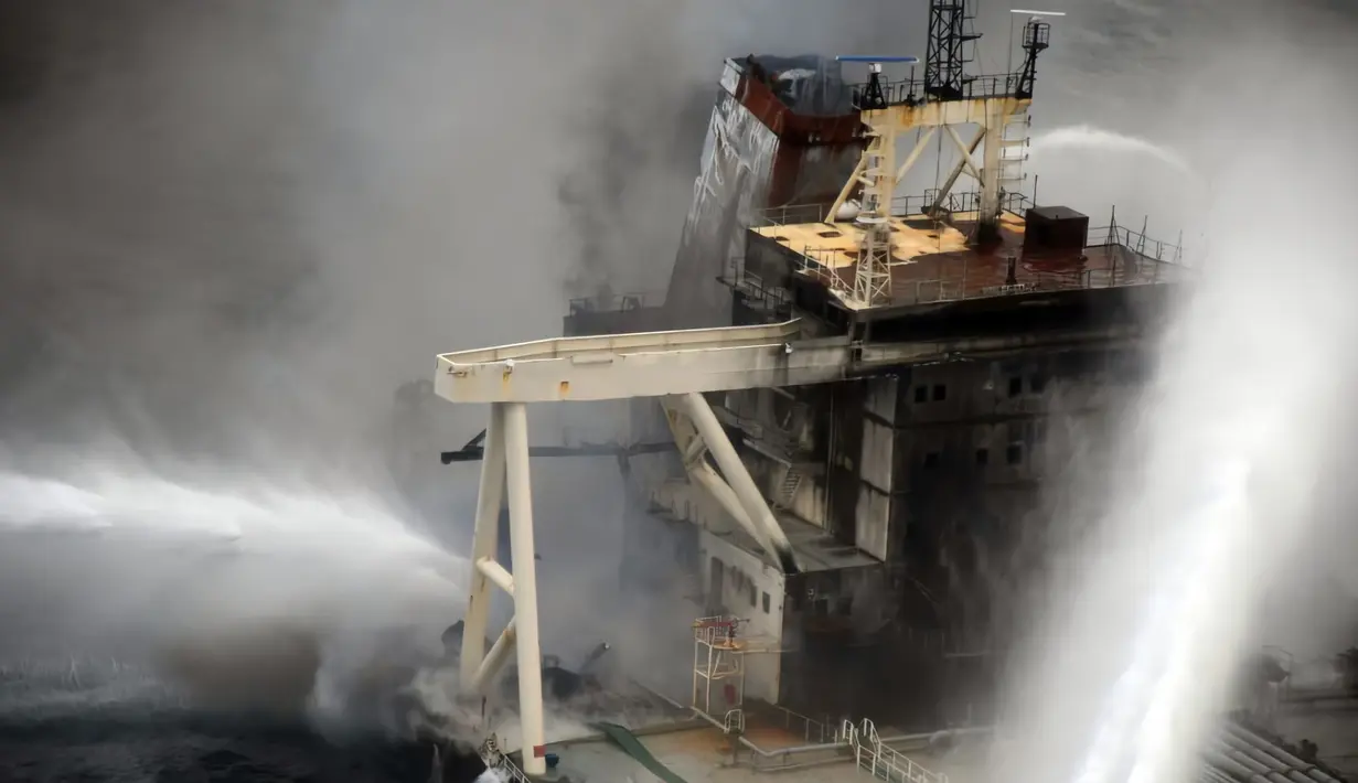 Kapal pemadam kebakaran menjinakkan api yang membakar kapal tanker minyak MT New Diamond di laut lepas pantai timur Sri Lanka, 8 September 2020. Angkatan Laut Sri Lanka mengatakan api yang kembali menyala pada 7 September 2020 telah berhasil dikendalikan. (Xinhua/Media Angkatan Udara Sri Lanka)