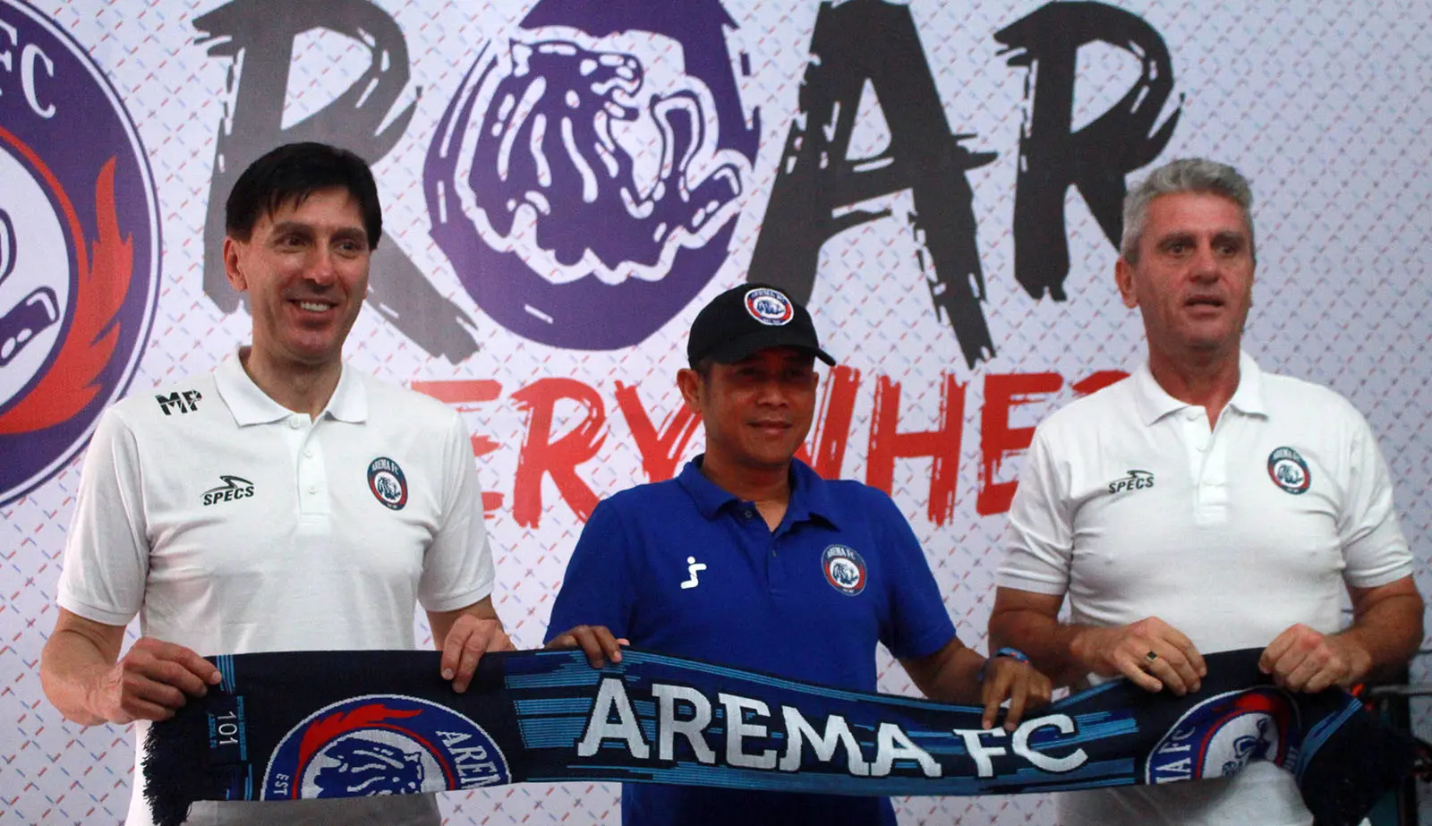 Milan Petrovic (kiri) diperkenalkan bersama pelatih kepala Arema, Joko Susilo, dan pelatih fisik Dusan Momcilovic. (Bola.com/Iwan Setiawan)