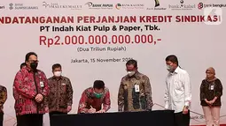 Penyaluran kredit sindikasi untuk refinancing pabrik PT Indah Kiat Pulp & Paper Tbk. Pada sindikasi kredit tersebut Bank DKI ditunjuk sebagai Mandated Lead Arranger sekaligus berperan sebagai agen fasilitas, jaminan, escrow dan kreditur dengan porsi kredit sebesar Rp500 miliar.(Liputan6.com/HO/BDKI)