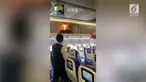 Video menunjukkan seorang pramugari dan penumpang pesawat yang mencoba memadamkan api.