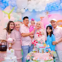 Pesta ulang tahun keponakan Ayu Ting Ting dirayakan dengan meriah bernuansa pink dan biru. Keluarga pun mengenakan busana warna serupa. [@ayutingting92]