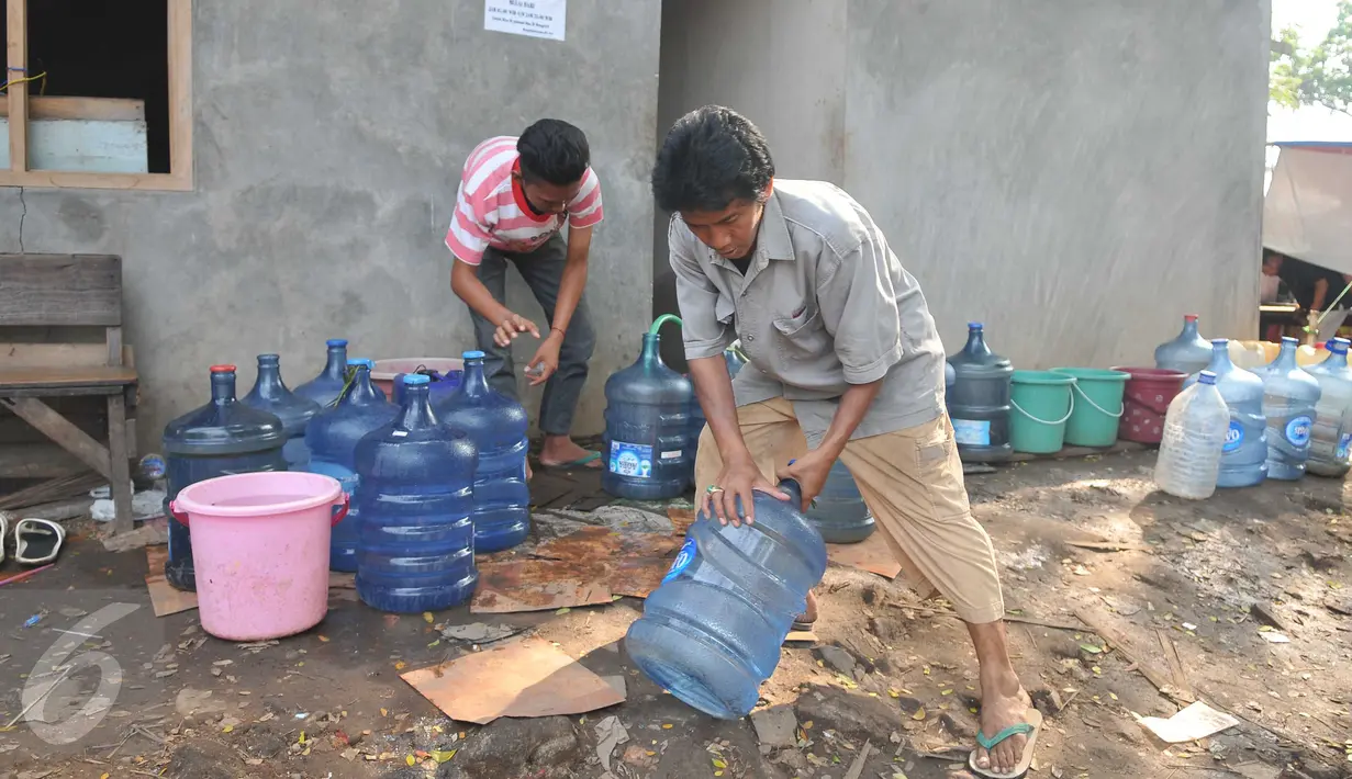 Warga bersiap membawa galon berisi air bersih di Kawasan Manggarai, Jakarta, Selasa, (10/11). Hampir dua bulan warga RW 10 Manggarai Selatan harus antre untuk mendapat air bersih.(Liputan6.com/Gempur M Surya)