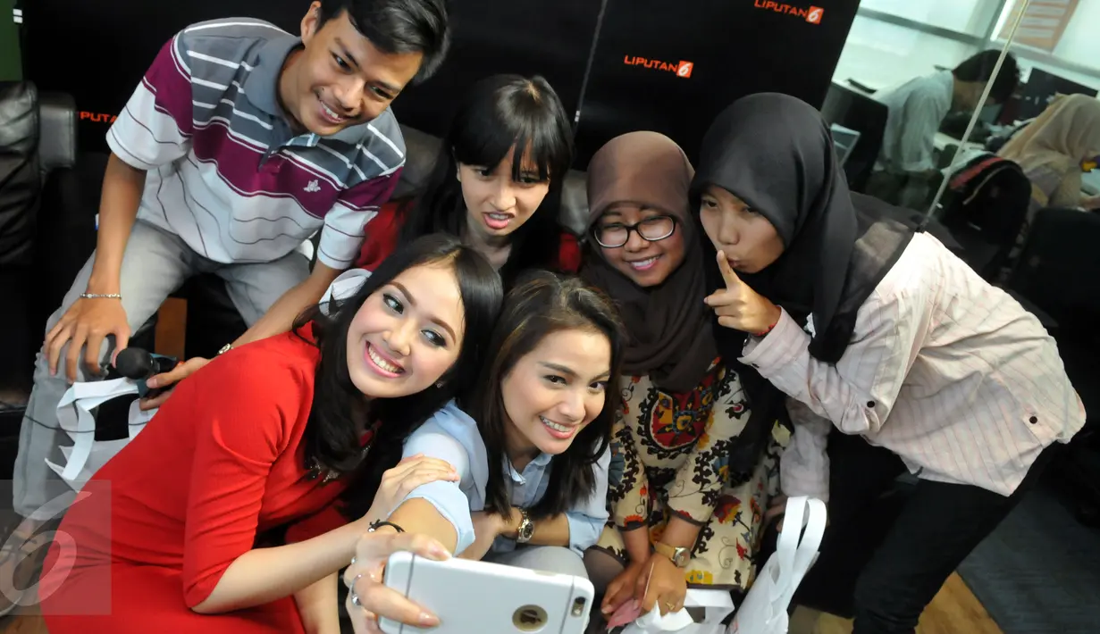 Aktris cantik Acha Septriasa saat berfoto selfie bareng empat penggemar setianya dalam acara 'Ngedate Bareng Artis' di kantor redaksi Liputan6.com, SCTV Tower, Jakarta, Kamis (9/7/2015). (Liputan6.com/Panji Diksana)