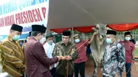 Penyerahan hewan kurban secara simbolis dilakukan oleh Menteri Agama Fachrul Razi yang mewakili Presiden dan Wakil Presiden.(Foto: Biro Pers Sekretariat Presiden)