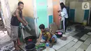 Warga mencuci pakaian di Kampung Muka, Ancol, Jakarta, Selasa (5/11/2019). Pemprov DKI Jakarta mengusulkan anggaran konsultan penataan kampung kumuh sebesar Rp 556 juta per rukun warga (RW) pada rancangan APBD 2020. (Liputan6.com/Herman Zakharia)
