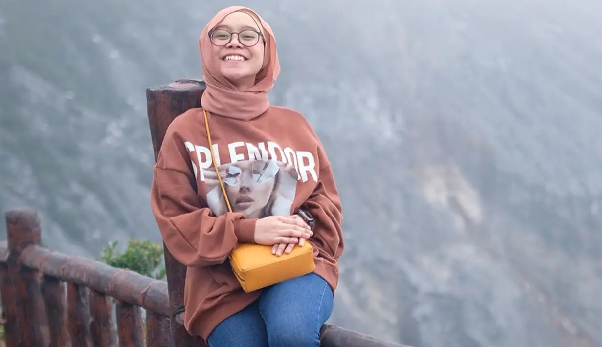 Perempuan yang akrab disapa Dedek Lesty ini juga sering mengunggah foto saat berlibur. Gaya penampilan Lesty saat liburan satu ini juga terlihat sangat nyaman namun tetap menawan. (Liputan6.com/IG/@lestykejora)