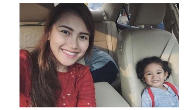 Gaya Ayu Ting Ting Saat Antar Anak ke Sekolah, Sederhana dan Memesona