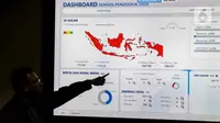 Petugas BPS menunjukan jumlah masyarakat yang telah melakukan sensus penduduk online di Gedung BPS, Jakarta, Senin (17/2/2020). BPS telah memulai pendataan Sensus Penduduk pada 15 Februari hingga 31 Maret 2020 yang dapat diakses dengan perangkat yang terhubung internet. (Liputan6.com/Faizal Fanani)