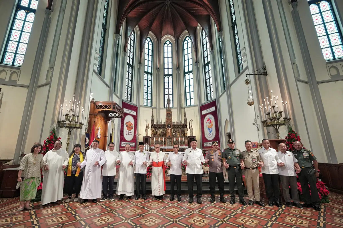 Jajaran Menteri Kabinet Merah Putih serta Penjabat (Pj) Gubernur Jakarta Teguh Setyabudi menyambangi Gereja Katedral, Jakarta Pusat pada Selasa (24/12/2024).