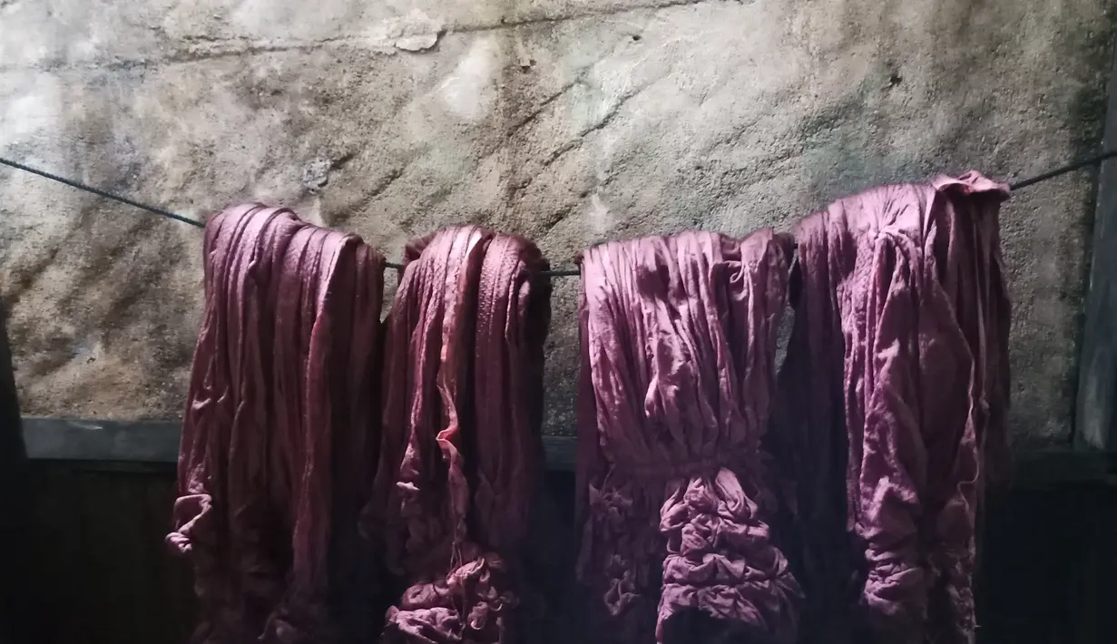 Setelah diberi warna, jahitan batik Sasirangan akan dilepas kemudian dicuci dan dijemur kembali (Liptan6.com/Novi Nadya)