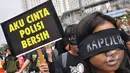 Massa dari Koalisi Untuk Reformasi Polri menutup mata mereka saat melakukan aksi di Car Free Day, Jakarta, Minggu (18/1/ 2015). (Liputan6.com/Miftahul Hayat)