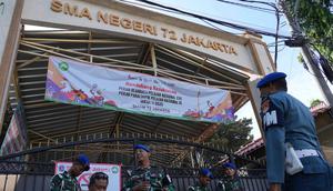 Personel militer berjaga di gerbang sebuah sekolah setelah ledakan di Jakarta, Indonesia, Minggu, 9 November 2025. Hingga Minggu (9/11/2025), SMAN 72 Jakarta di Kelapa Gading, Jakarta Utara, masih dijaga ketat Polisi Militer TNI Angkatan Laut (POMAL). (AP Photo/Achmad Ibrahim)