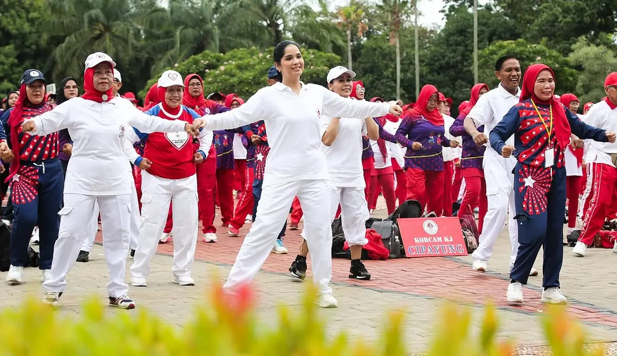 Dalam foto yang diunggahnya, Annisa Pohan nampak antusias mengikuti senam bersama 2000 peserta [@annisayudhoyono]