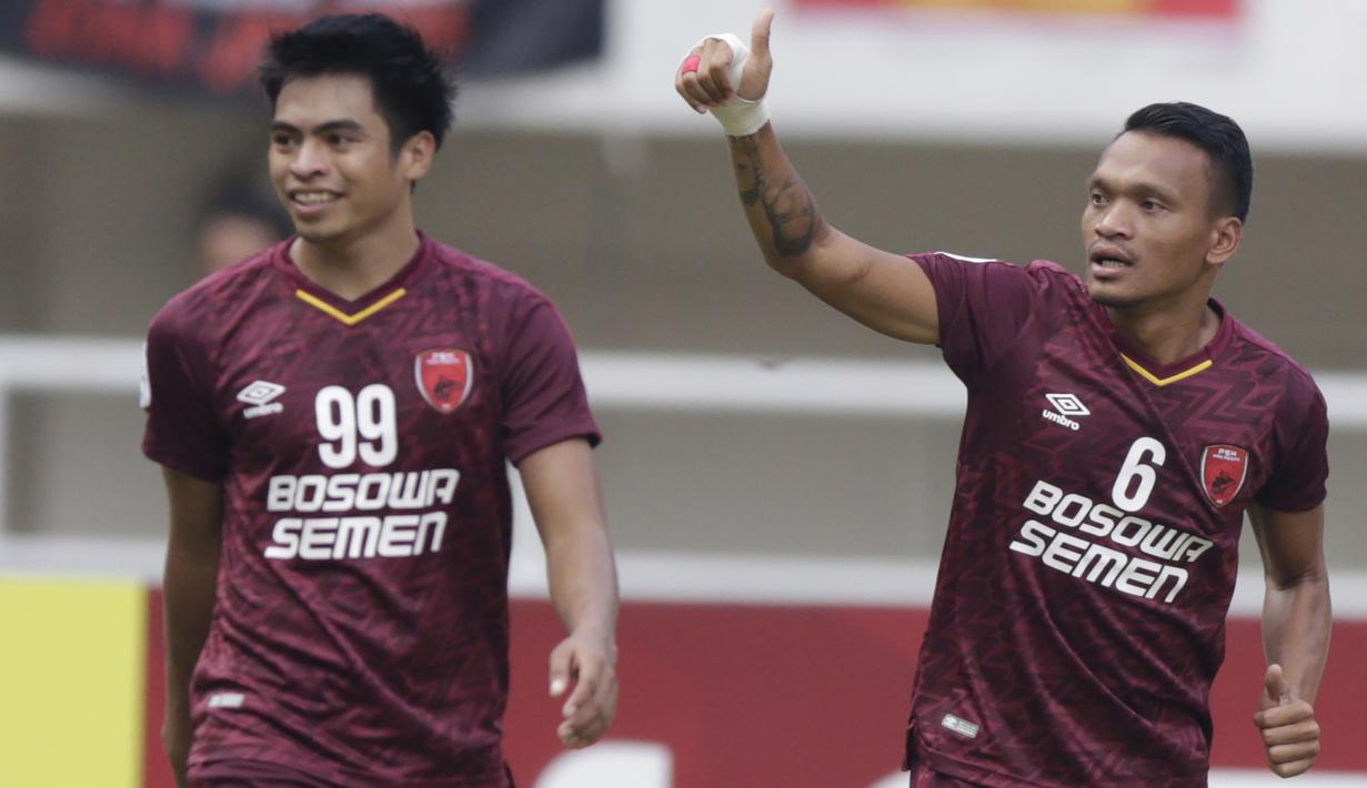 Striker PSM Makassar, Ferdinand Sinaga, melakukan selebrasi usai membobol gawang Lao Toyota FC pada laga Piala AFC 2019 di Stadion Pakansari, Bogor, Rabu (13/3). PSM menang 7-3 atas Lao. (Bola.com/M. Iqbal Ichsan)
