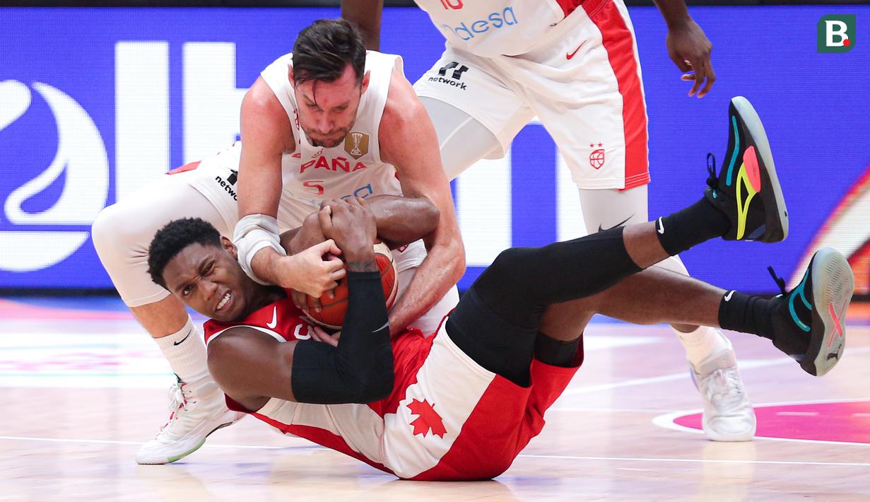 Pebasket Kanada, Melvin Ejim (bawah) berebut bola dengan pebasket Spanyol, Rudy Fernandez pada laga Grup L Piala Dunia FIBA 2023 di Indonesia Arena, Senayan, Jakarta, Minggu (03/09/2023). Kanada lolos ke babak perempat final setelah menang dengan skor 88-85. (Bola.com/Bagasakara Lazuardi)