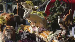 Sebuah mobil hias yang berisi patung aneka satwa ikut berparisipasi di Rose Parade, Pasadena, California (1/1/2016). Acara Rose Parade menjadi acara yang dinantikan penduduk Pasadena setiap awal tahun (REUTERS / David McNew)