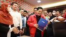 Erick Thohir setelah menyerahkan berkas pencalonan sebagai Ketua Umum Persatuan Sepakbola Seluruh Indonesia (PSSI) periode 2023 - 2027 ke Kantor PSSI di Gelora Bung Karno, Jakarta, Minggu (15/1/2023). (Bola.com/M Iqbal Ichsan)