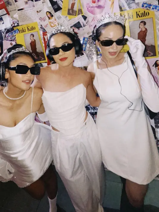 Canti Tachril, Sheryl Sheinafia, dan Enzy Storia kompak cosplay menjadi Princess Diaries. Mereka pun tampil serba putih dengan kacamata hitam sesuai ciri khas. Misalnya saja Sheryl mengenakan atasan korset dipadukan celana panjang lengkap dengan kaca mata hitam, mahkota, dan earphone. [@sherylsheinafia]