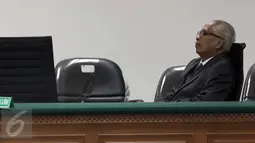 Terdakwa kasus suap hakim PTUN Medan, OC Kaligis bersiap menjalani sidang pembacaan dakwaan di Pengadilan Tipikor, Jakarta, Kamis (27/8/2015). Majelis hakim kembali menunda sidang hingga 31 Agustus mendatang. (Liputan6.com/Helmi Afandi)
