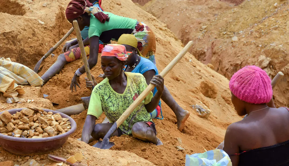 Sejumlah wanita menggali tanah di sebuah situs penambangan emas di kota Betare Oya, Kamerun (4/4).  (AFP Photo/Reinnier Kaze)