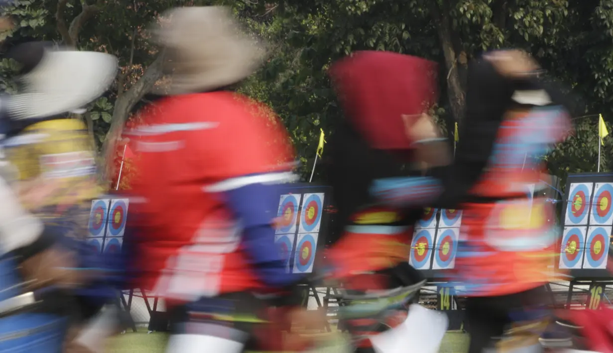 Para pepanah berjalan saat Kejuaraan Nasional Panahan Prakualifiikasi PON XX /2020 di Lapangan Panahan Senayan, Jakarta, Senin (23/9). Seleksi ini diikuti oleh 516 peserta dan 30 provinsi. (Bola.com/Vitalis Yogi Trisna)