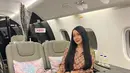Pada hari Senin (5/9) ini, Lucinta Luna mengunggah foto dirinya di dalam sebuah pesawat jet. Berpose di hadapan kamera, ia pamerkan wajah baru cantiknya dan rambut panjang indah. (instagram.com/lucintaluna_manjalita)