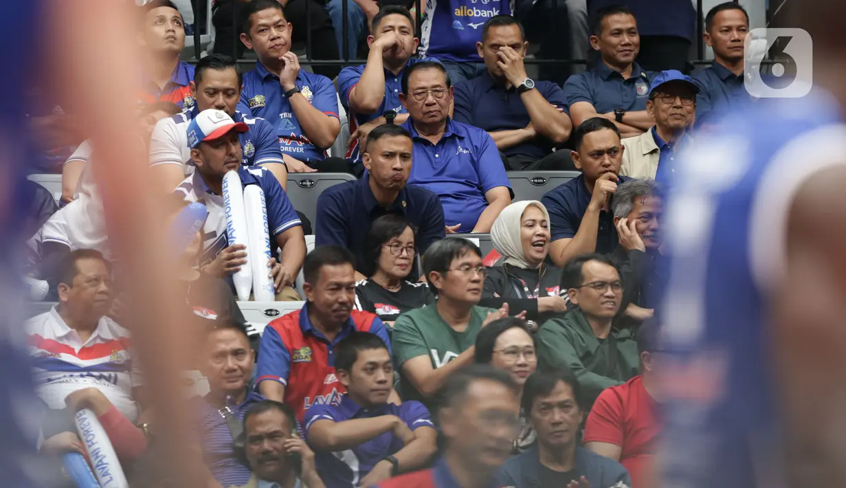 Presiden keenam Republik Indonesia sekaligus pemilik tim voli putra Jakarta Lavani, Susilo Bambang Yudhoyono (SBY) saat menyaksikan final PLN Mobile Proliga 2024 di Indonesia Arena, Kompleks Gelora Bung Karno, Jakarta, Minggu (21/7/2024). (Liputan6.com/Helmi Fithriansyah)