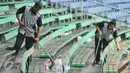 Petugas kebersihan pengelola stadion GBK membersihkan sampah usai pertandingan final piala presiden di Stadion GBK, Jakarta (19/10/15). Pertandingan final tersebut dimenangkan oleh Persib Bandung 2-0. (Liputan6.com/Gempur M Surya).