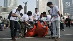 Relawan Gerakan Indonesia Bersih mengumpulkan sampah di area Car Free Day, Bundaran HI, Jakarta, Minggu (28/4/2019). Pemerintah meluncurkan aksi peduli sampah lewat 'Gerakan Indonesia Bersih' dengan sistem 3R (reduce, reuse, recycle) dalam menjaga lingkungan. (merdeka.com/Iqbal S. Nugroho)