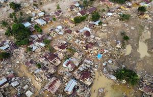 Berdasar informasi dari data bencana hidrometeologi siklon tropis senyar yang dikeluarkan Badan Penanggulangan Bencana Daerah (BPBD) Kabupaten Aceh Tamiang pada Kamis (4/12) malam, setidaknya terdapat 2.698 rumah warga di Kabupaten Aceh Tamiang yang mengalami kerusakan parah. Tampak foto udara yang diambil menggunakan drone ini menunjukkan wilayah yang terdampak banjir bandang di Aceh Tamiang, Pulau Sumatra, Kamis 4 Desember 2025. (AP Photo/Binsar Bakkara)