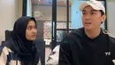 Dalam momen tersebut, Ifan terlihat menyuapi Rania di sebuah kafe. Interaksi hangat mereka mencuri perhatian warganet, banyak yang memuji kedekatan ayah dan anak ini. Ifan pun berharap putrinya selalu istiqomah dan selalu di jalan Allah. (Liputan6.com/IG/@ifanseventeen)