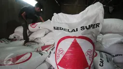 Pekerja merapikan karung - karung berisi kedelai di Jakarta, Rabu (6/1/). Tahun 2016 ini produksi kedelai diperkirakan masih sulit beranjak dari kisaran 800-900 ribu ton per tahun sehingga impor kedelai belum bisa dikurangi. (Liputan6.com/Angga Yuniar)