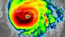 Citra satelit inframerah dari NOAA menunjukkan Hurricane Michael mendekati daratan Amerika Serikat, Rabu (10/10). Hantaman Badai Michael disebut sebagai salah satu yang paling dahsyat melanda wilayah barat laut negara bagian Florida, AS. (NOAA via AP)