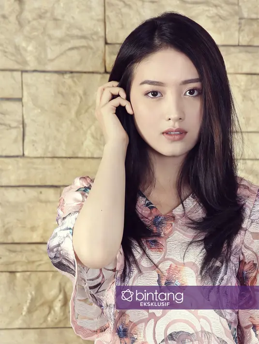 "Jadi benar-benar fokus sekolah dan syuting. Dan aku termasuk tipe orang yang nggak gampang jatuh cinta," lanjutnya saat berbincang secara eksklusif.  (Bambang E. Ros/Bintang.com)