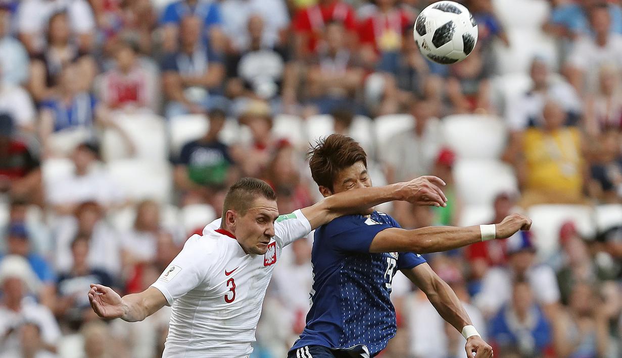 Duel pemain Polandia, Artur Jedrzejczyk (kiri) dan pemain Jepang, Hiroki Sakai pada laga terakhir grup H di Volgograd Arena, Volgograd, Rusia (28/6/2018). Jepang kalah 0-1 dari Polandia. (AP/Darko Vojinovic)