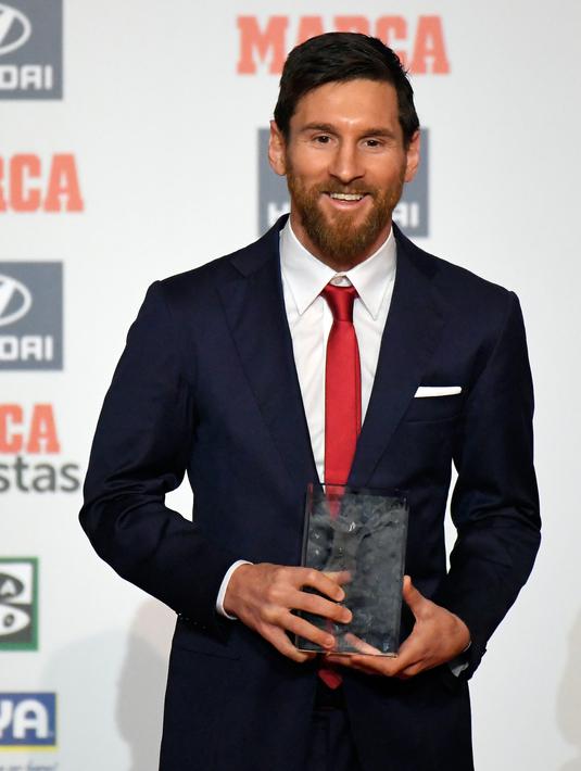 PHOTO Ekspresi Lionel Messi Saat Raih Dua Penghargaan Sekaligus Foto
