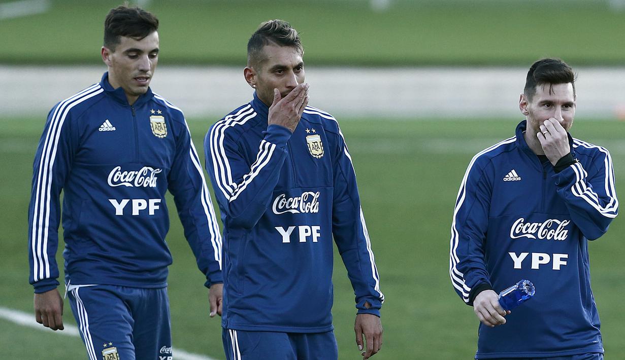Gelandang Argentina, Lionel Messi, bersama rekan-rekannya saat latihan di Valdebebas, Madrid, Selasa (19/3). Latihan ini merupakan persiapan jelang laga persahabatan melawan Venezuela. (AFP/Benjamin Cremel)
