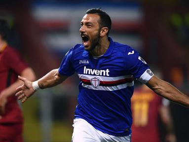 Usia kadang kala dianggap menjadi penghambat pesepak bola untuk menampilkan performa terbaiknya. Namun anggapan tersebut tidak berlaku bagi 5 pemain berikut yang pernah menjadi top skor di Liga Italia di usia yang tak lagi muda. Berikut kelima pemain tersebut. (AFP/Marco Bertorello)