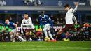 Pemain Manchester City, Julian Alvarez (kanan) mencetak gol melalui tendangan penalti pada laga lanjutan Liga Inggris 2023/2024 melawan Everton di Goodison Park, Liverpool, Inggris, Kamis (28/12/2023) dini hari WIB. (AFP/Paul Ellis)