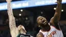 Pebasket Boston Celtics, Daniel Theis, berebut bola dengan pebasket Phoenix Suns, Greg Monroe, pada laga NBA di Stadion TD Garden, Boston Minggu (3/12/2017). Boston Celtics menang 116-111 atas Phoenix Suns. (AP/Michael Dwyer)