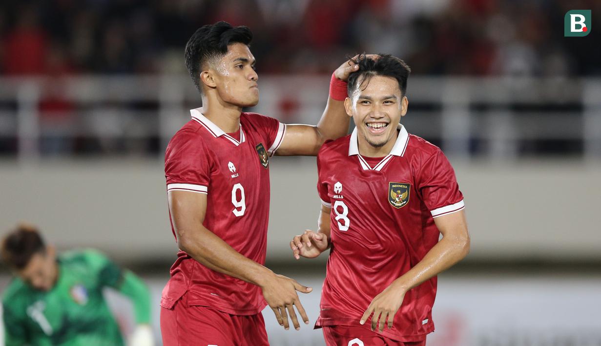 <p>Pemain Timnas Indonesia U-23, Ramadhan Sananta (kiri) memberikan selamat kepada rekan satu timnya, Witan Sulaeman, setelah mencetak gol ke gawang Timnas Chinese Taipe U-23 dalam pertandingan Grup K Kualifikasi Piala Asia U-23 2024 yang berlangsung di Stadion Manahan, Solo, Sabtu (9/9/2023). (Bola.com/Arief Bagus Prasetiyo)</p>