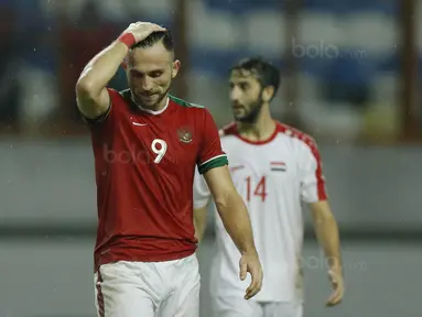 Striker Indonesia, Ilija Spasojevic, tampak kecewa usai gagal mencetak gol ke gawang Suriah U-23 di Stadion Wibawa Mukti, Cikarang, Sabtu (18/11/2017). Indonesia kalah 0-1 dari Suriah U-23. (Bola.com/ M Iqbal Ichsan)