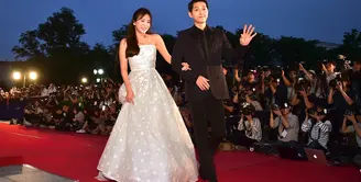 Jadi public figure memang mempunyai kelebihan dan kekurangan. Hal itu lah yang kini dirasakan oleh Song Joong Ki dan Song Hye Kyo. (JUNG YEON-JE/AFP)