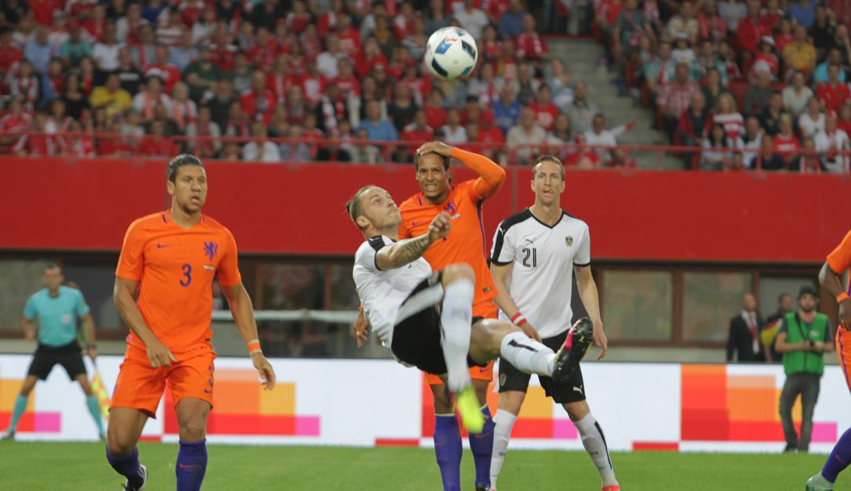 Pemain sayap Timnas Austria, Marco Arnautovic, melakukan tendangan salto untuk menjebol gawang Timnas Belanda. (Bola.com/Reza Khomaini)
