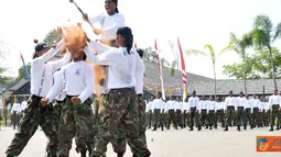 Citizen6, Sidoarjo: Pelantikan dan pengambilan sumpah siswa Dikmata TNI AL angkata ke-32 yang digelar di Lapangan Chandradimuka, Puslatdiksarmil, Juanda, Sidoarjo pada, Kamis (30/8). (Pengirim: Penkobangdikal)