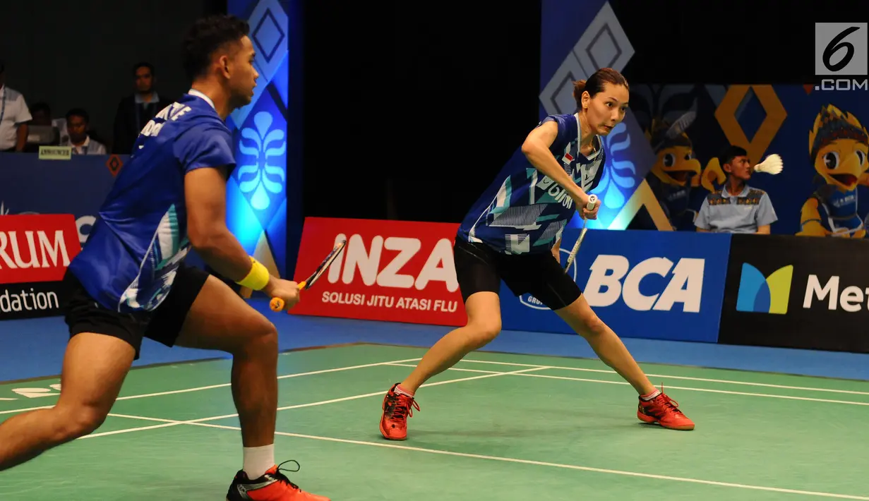 Ganda Campuran Indonesia, Edi Subaktiar/Gloria E Widjaja menahan serangan Yuta Watanabe/Arisa Higashino (Jepang) di laga pertama Indonesia Open 2017 di Jakarta, Selasa (13/6). Edi/Gloria kalah 18-21, 21-13, 17-21. (Liputan6.com/Helmi Fithriansyah)